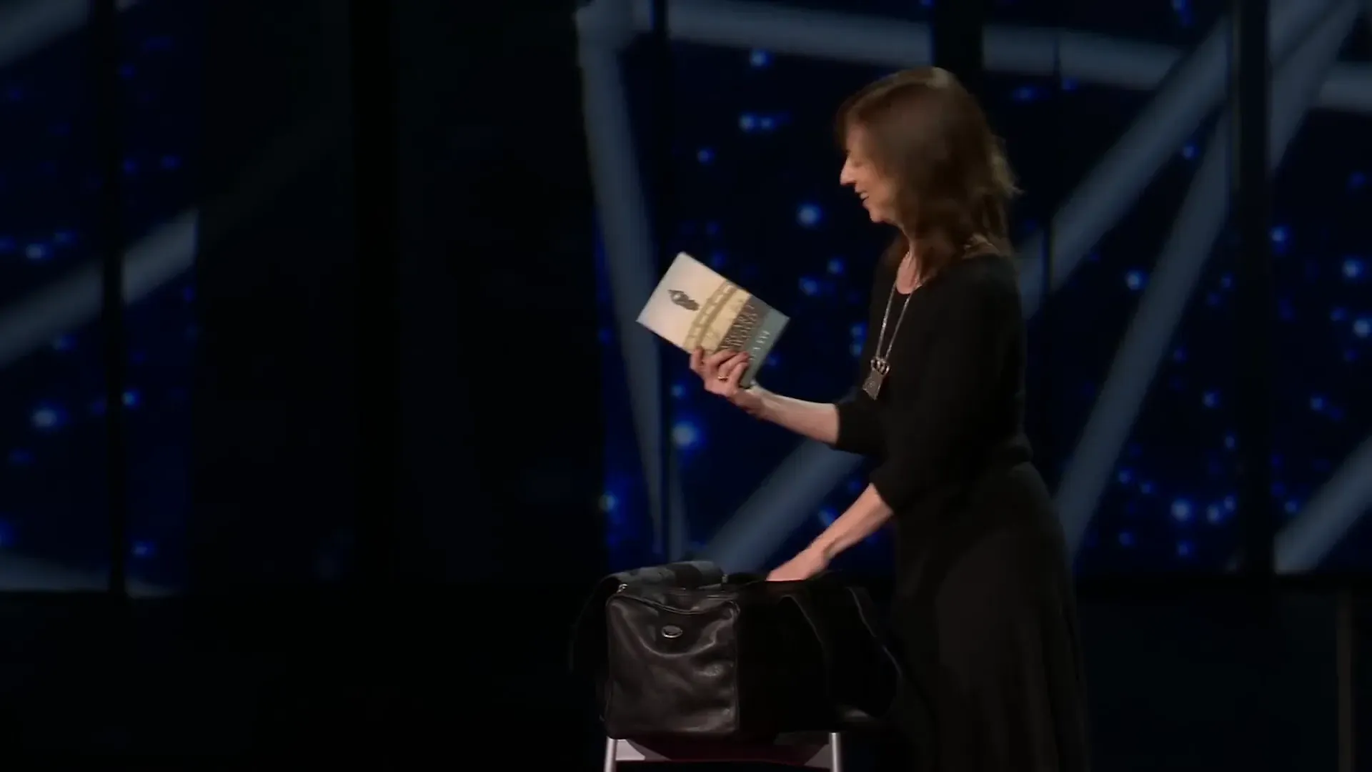 กระเป๋าที่เต็มไปด้วยหนังสือของ Susan Cain