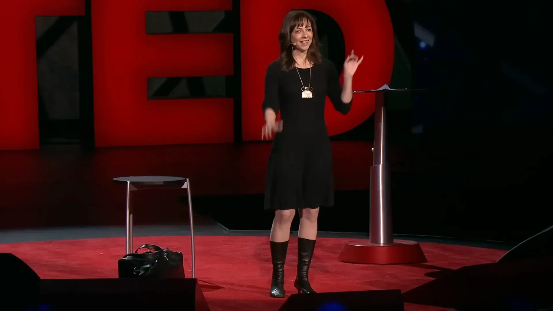 เด็กผู้หญิงถูกบังคับให้ส่งเสียงดังในค่ายฤดูร้อน