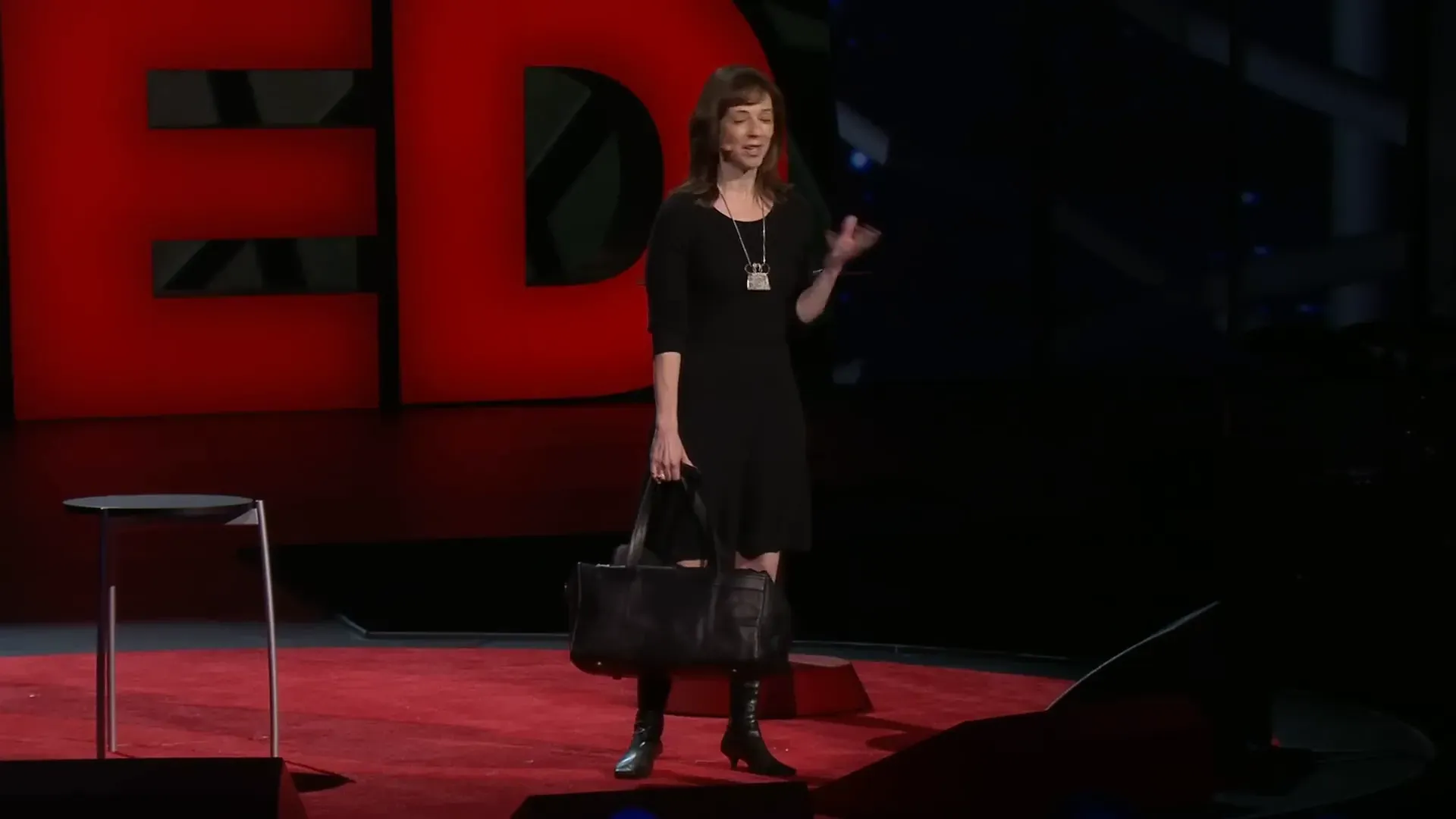 เด็กหญิงวัย 9 ขวบเตรียมกระเป๋าไปค่ายฤดูร้อน